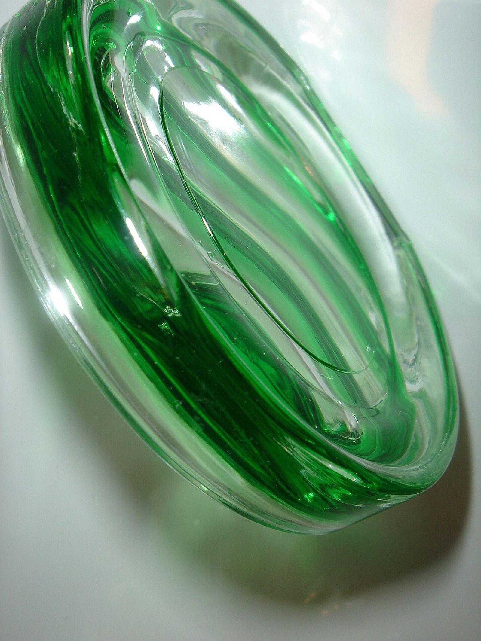 Sony DSC-T5 sample photo. Glass, curves, green photography