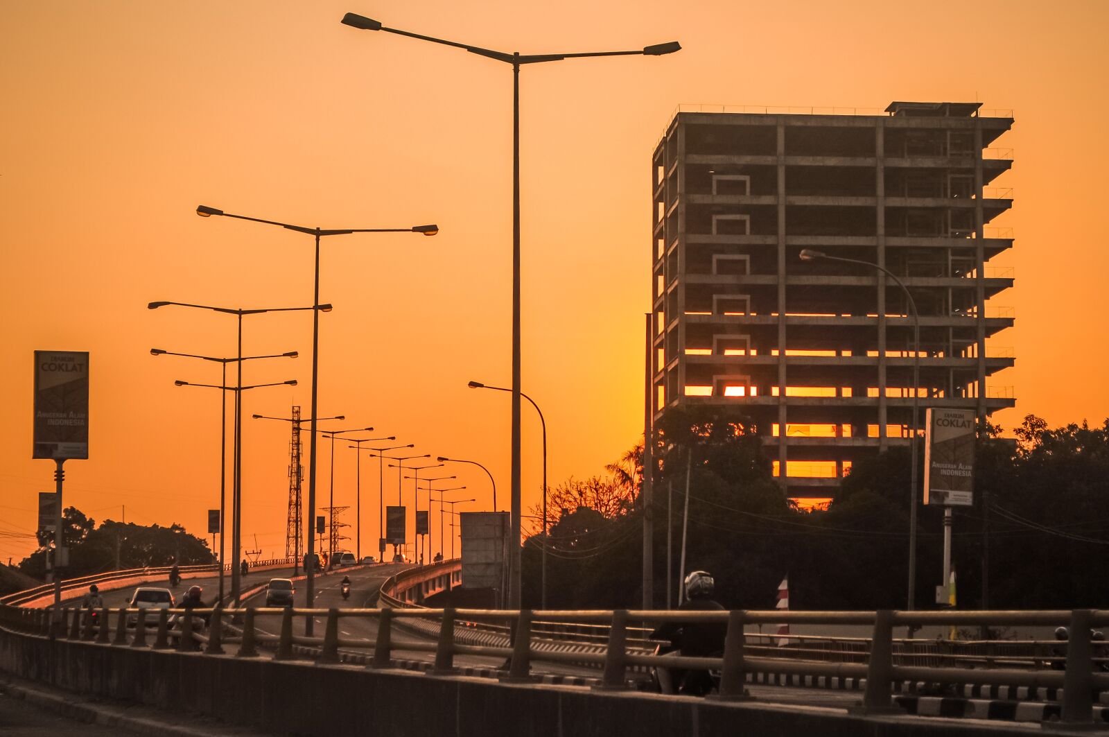 Nikon D5000 sample photo. Buildings, highway, sunset photography