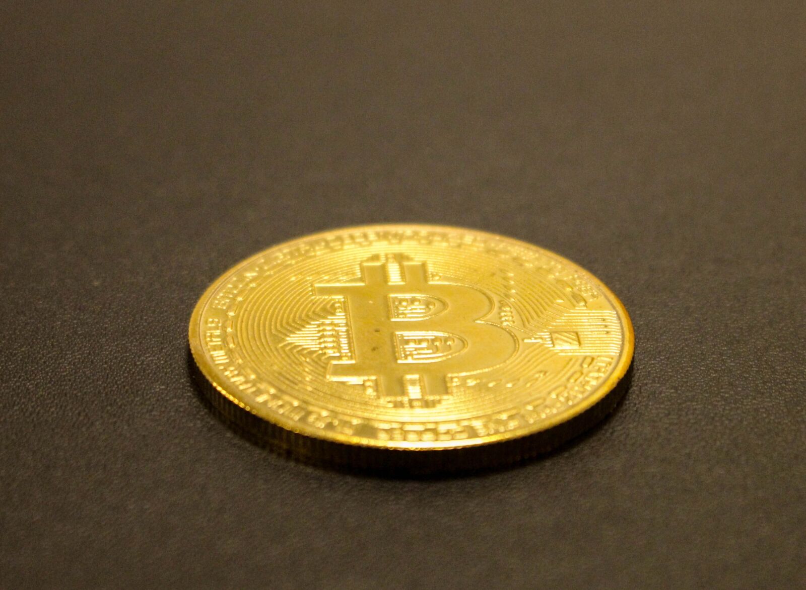 Canon EOS 700D (EOS Rebel T5i / EOS Kiss X7i) sample photo. Bitcoin, trading, currency photography