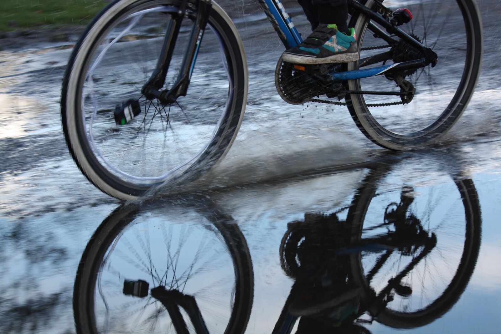 Canon EOS 450D (EOS Rebel XSi / EOS Kiss X2) sample photo. Rain, bicycle, plas photography