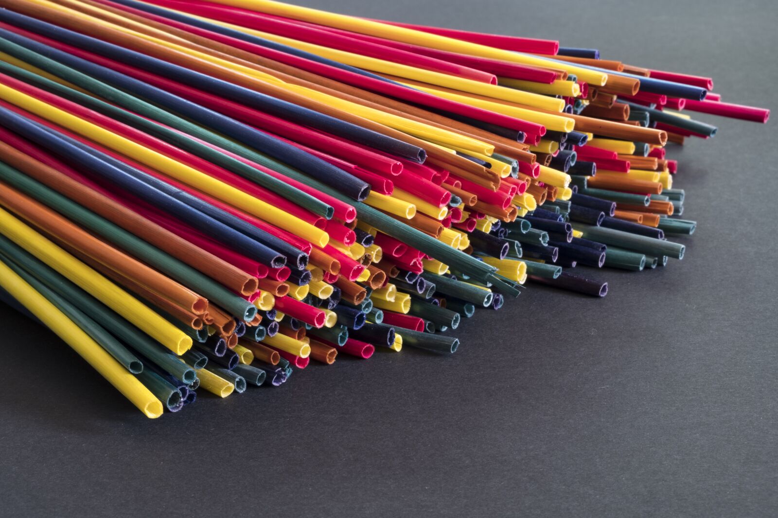 Fujifilm XF 18-55mm F2.8-4 R LM OIS sample photo. Straw, tinker, colorful photography