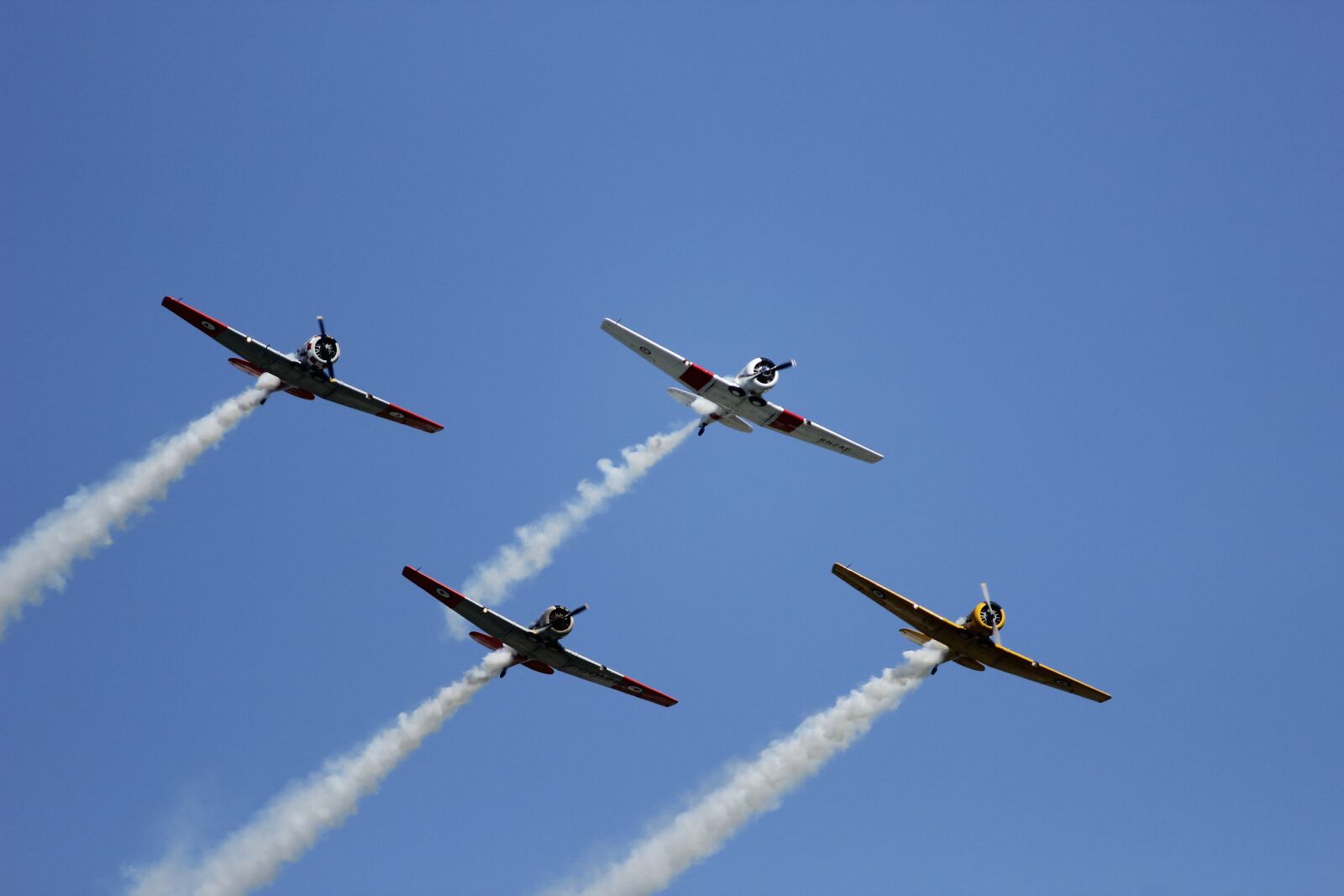Canon EOS 600D (Rebel EOS T3i / EOS Kiss X5) sample photo. Planes, aerobatics, flight photography