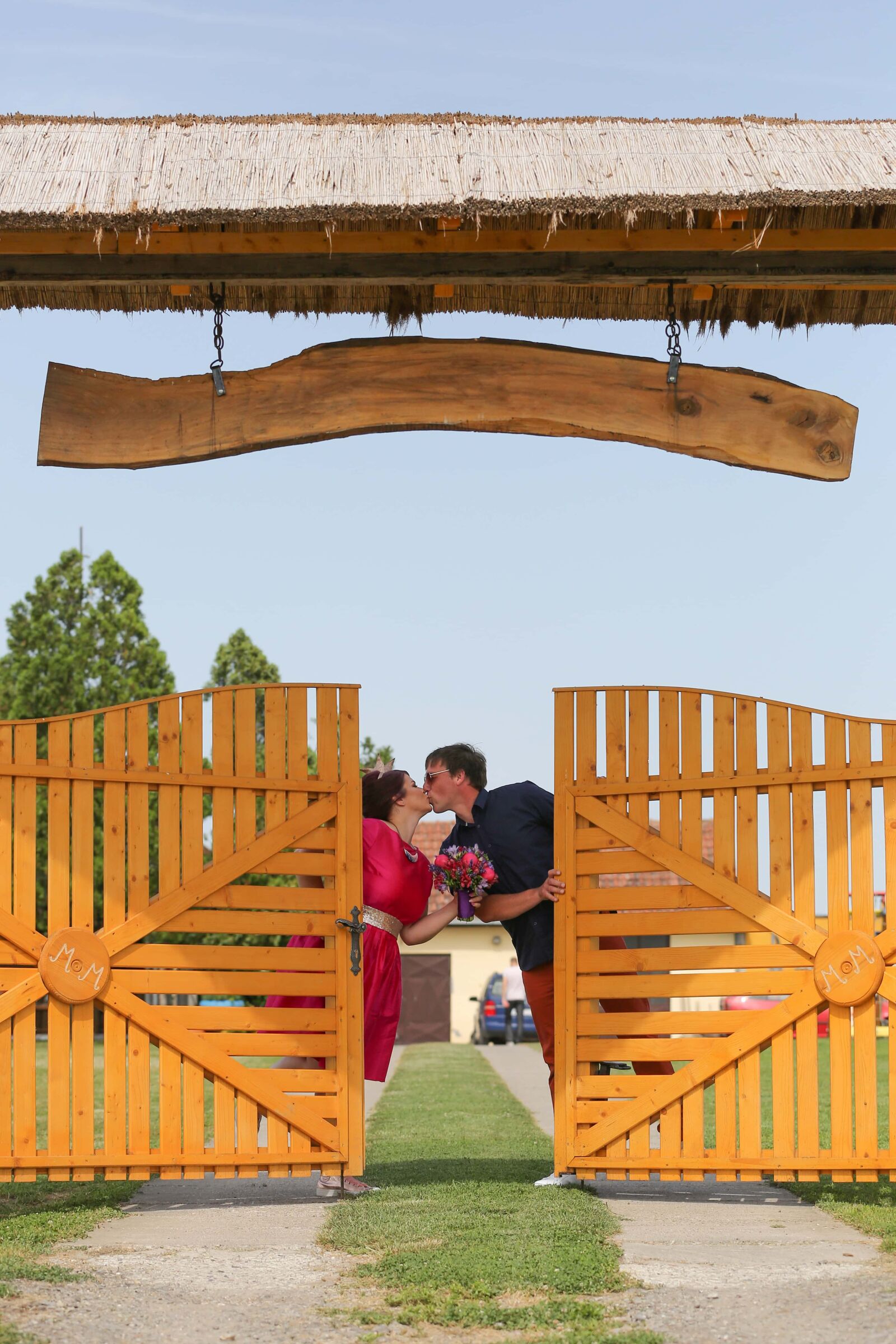 Canon EOS 5D Mark III sample photo. Kiss, wife, husband, villager photography