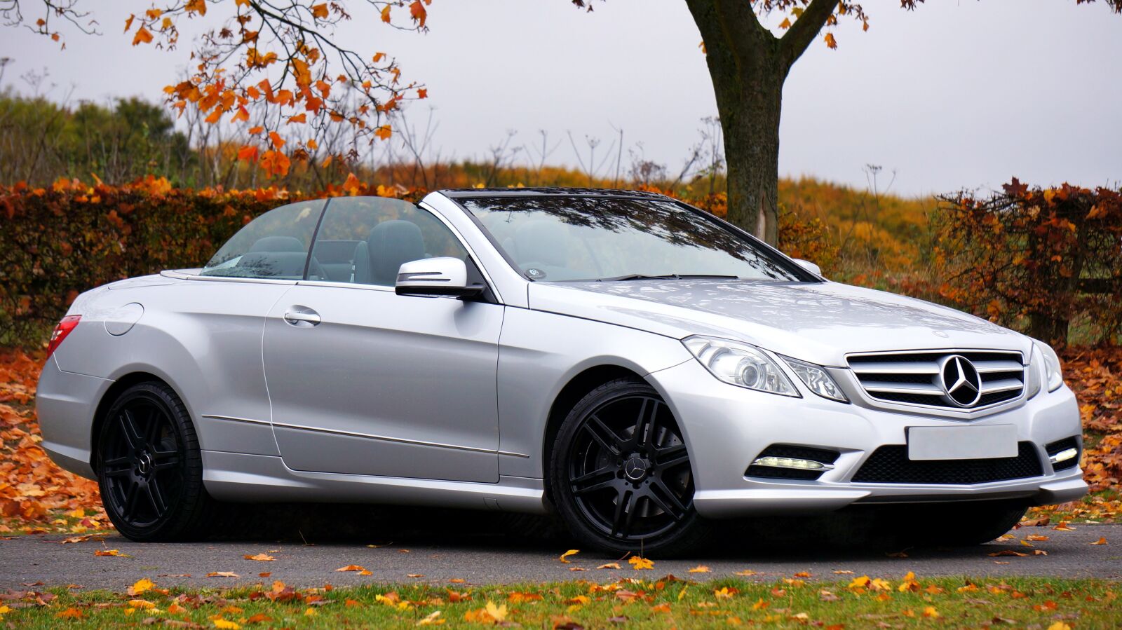 Sony Alpha NEX-5N + Sony E 55-210mm F4.5-6.3 OSS sample photo. Car, mercedes, transport photography