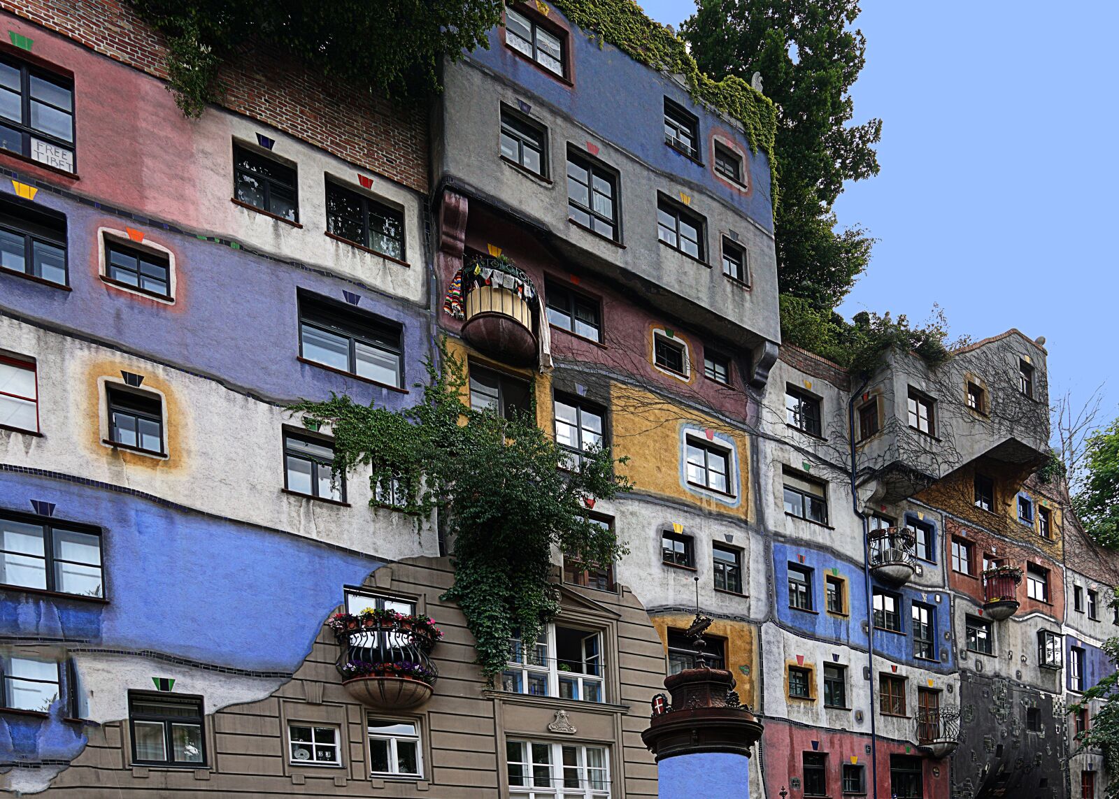 Sony ILCA-77M2 sample photo. Vienna, hundertwasser house, artists photography