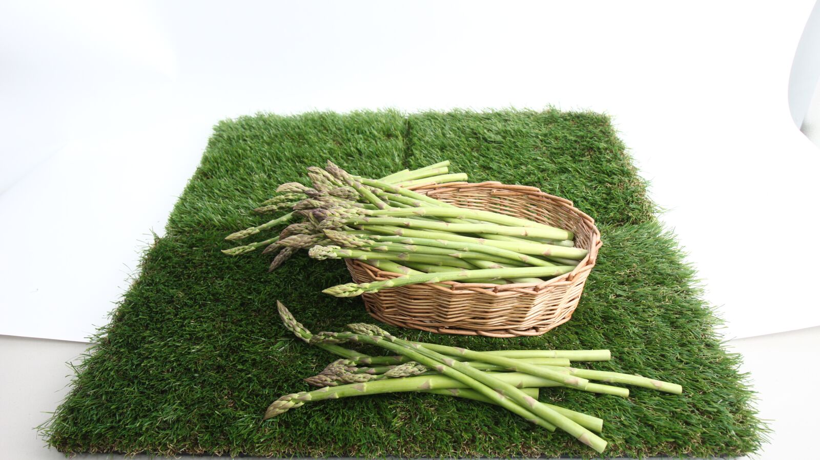 Canon EOS 100D (EOS Rebel SL1 / EOS Kiss X7) sample photo. Asparagus, gangwon asparagus, both photography