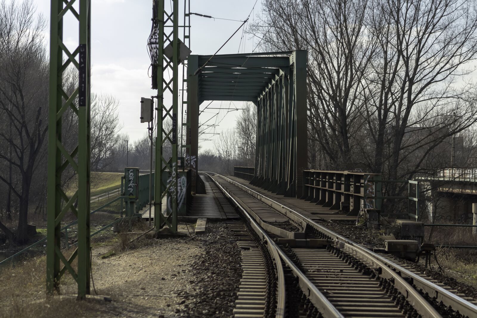 Canon EF75-300mm f/4-5.6 sample photo. Rail, bridge, rails photography