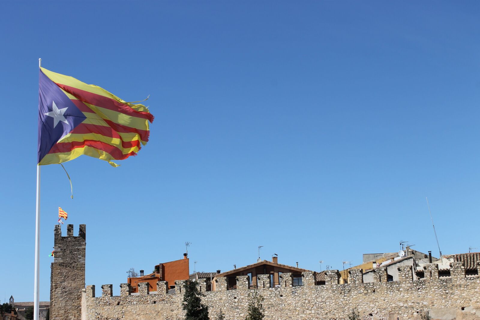 Canon EOS 1100D (EOS Rebel T3 / EOS Kiss X50) sample photo. Spain, flag, sunshine photography