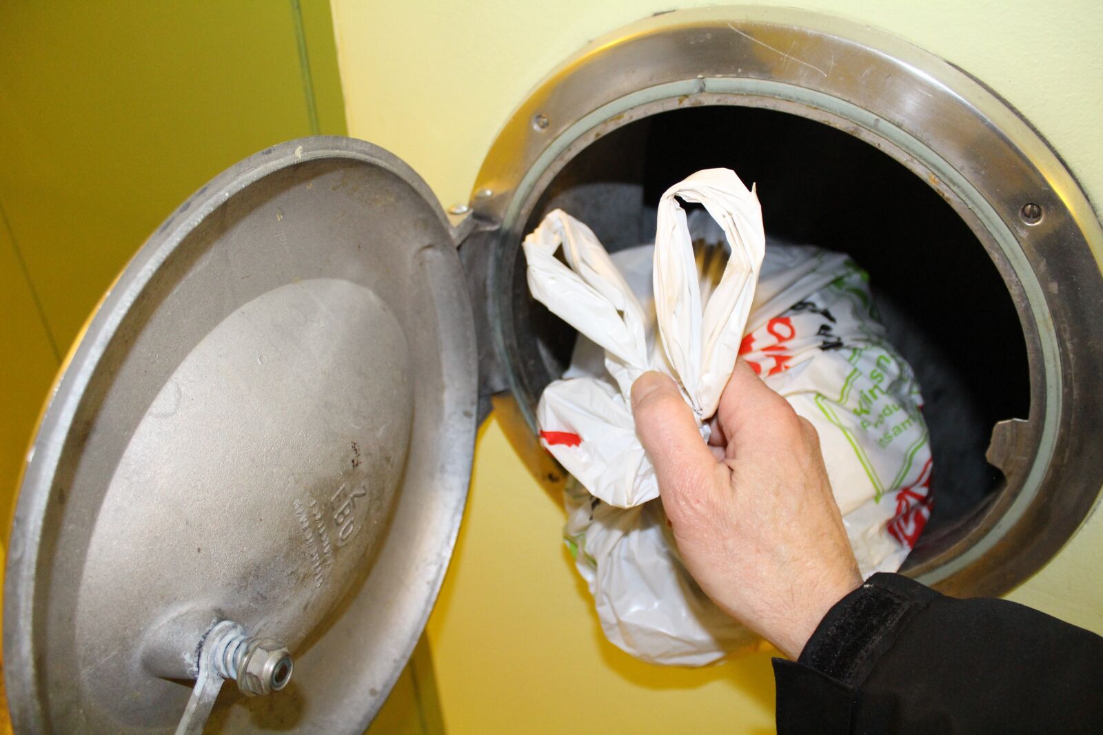Canon EOS 100D (EOS Rebel SL1 / EOS Kiss X7) sample photo. Refuse disposal chutes, garbage photography