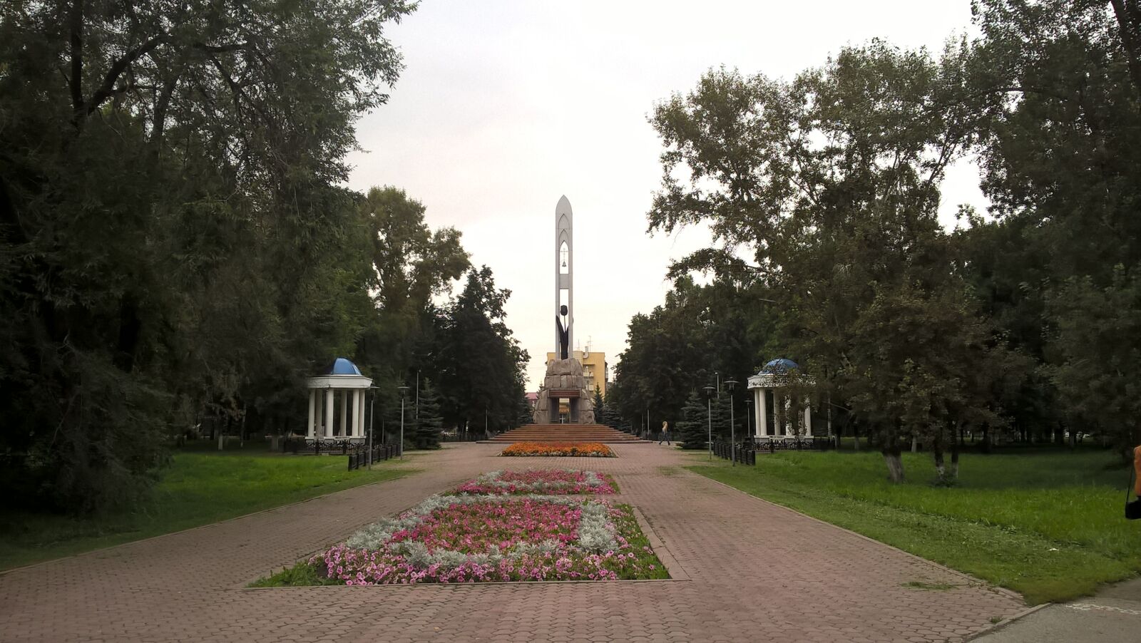 Microsoft Lumia 640 LTE sample photo. Flowers, garden, monument, russia photography