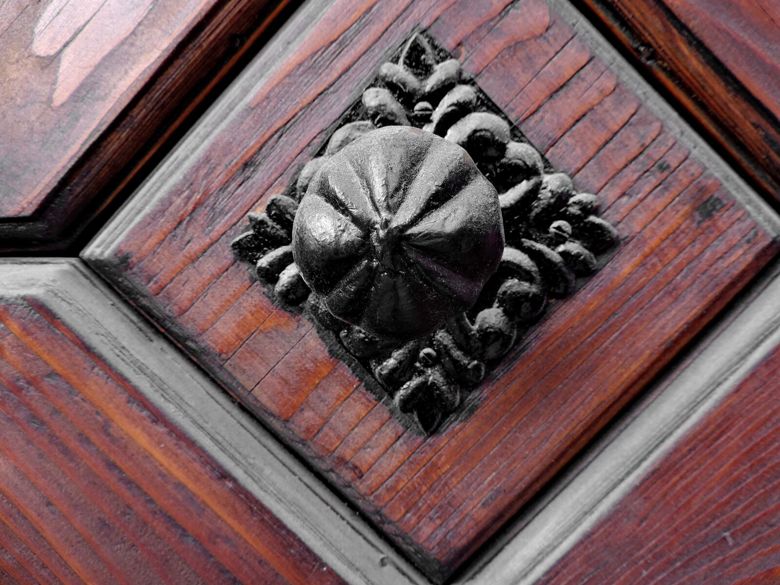 Nikon Coolpix P520 sample photo. Black, cast iron, wooden photography