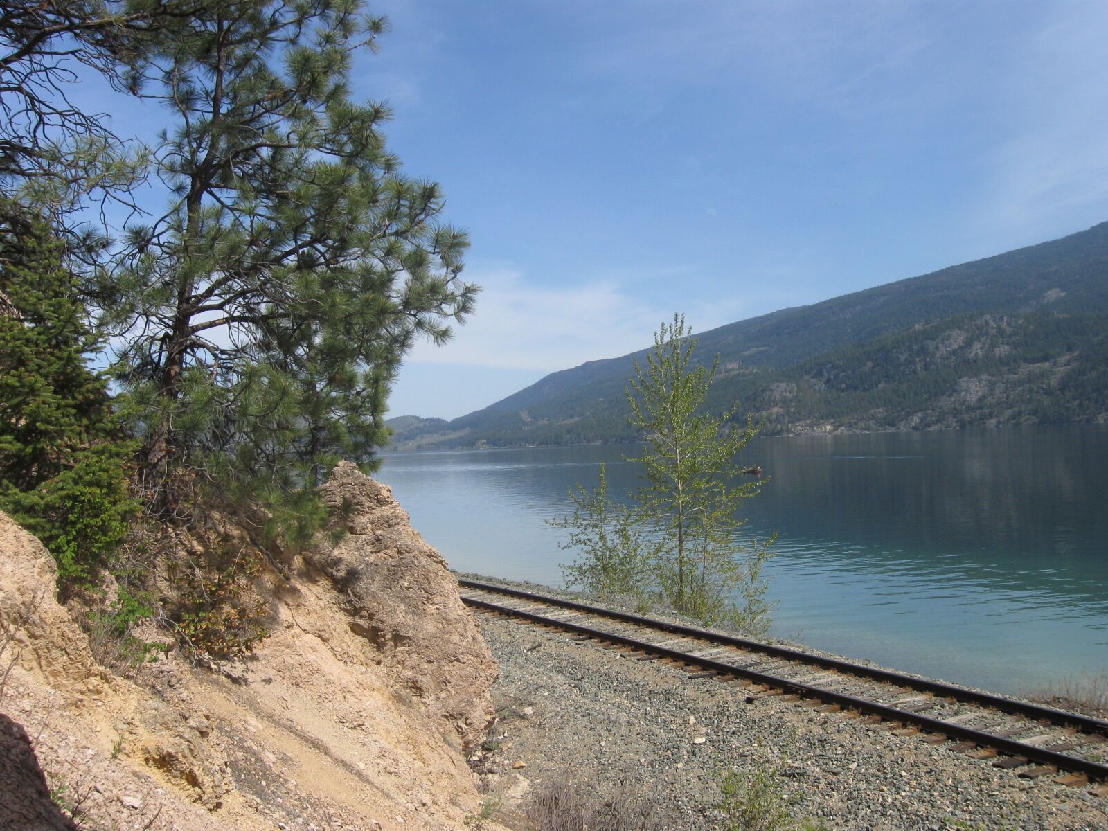 Canon PowerShot A590 IS sample photo. Railroad, lake, mountain photography