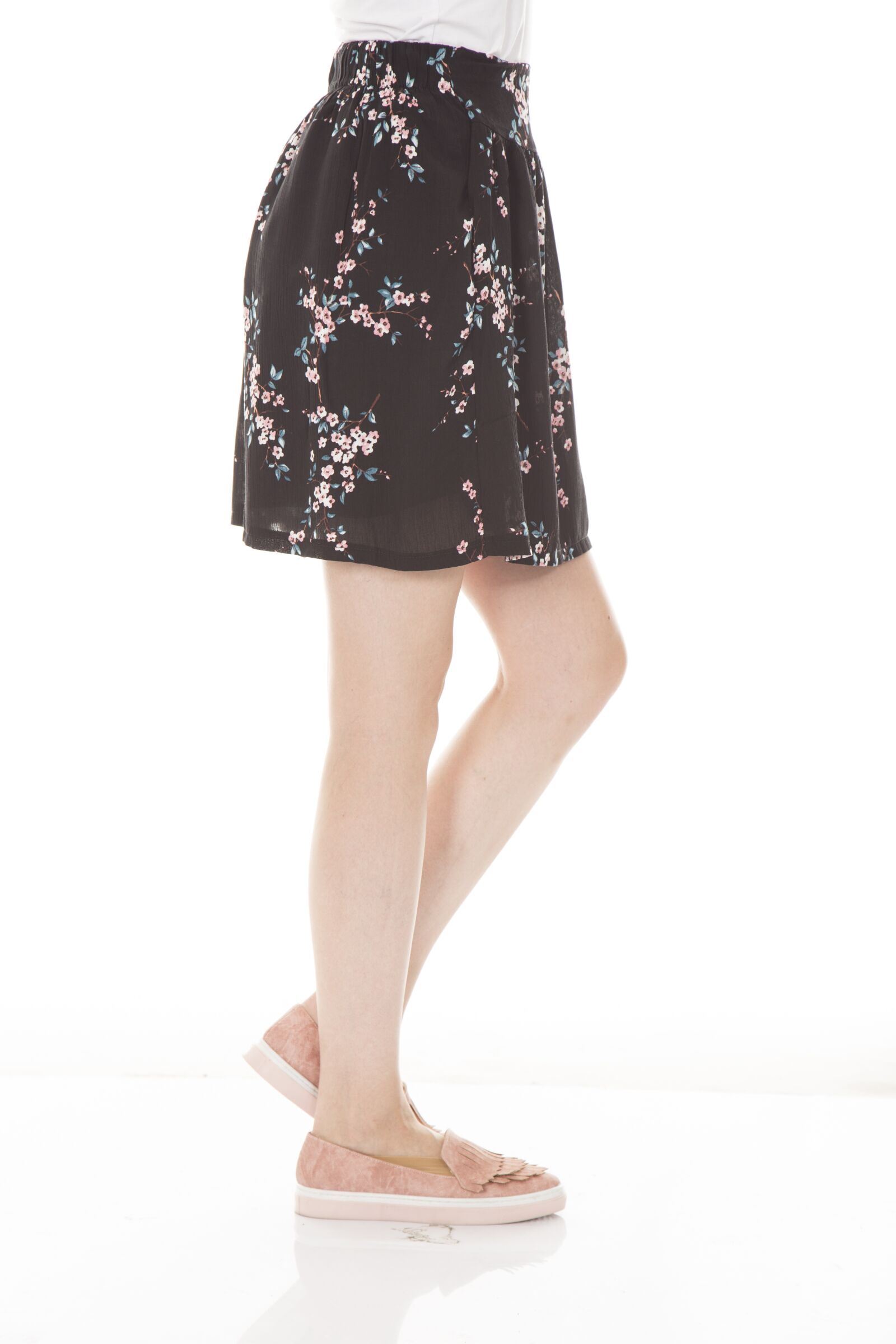 Canon EOS 6D + Canon EF 24-105mm F4L IS USM sample photo. Leg, skirt, color photography