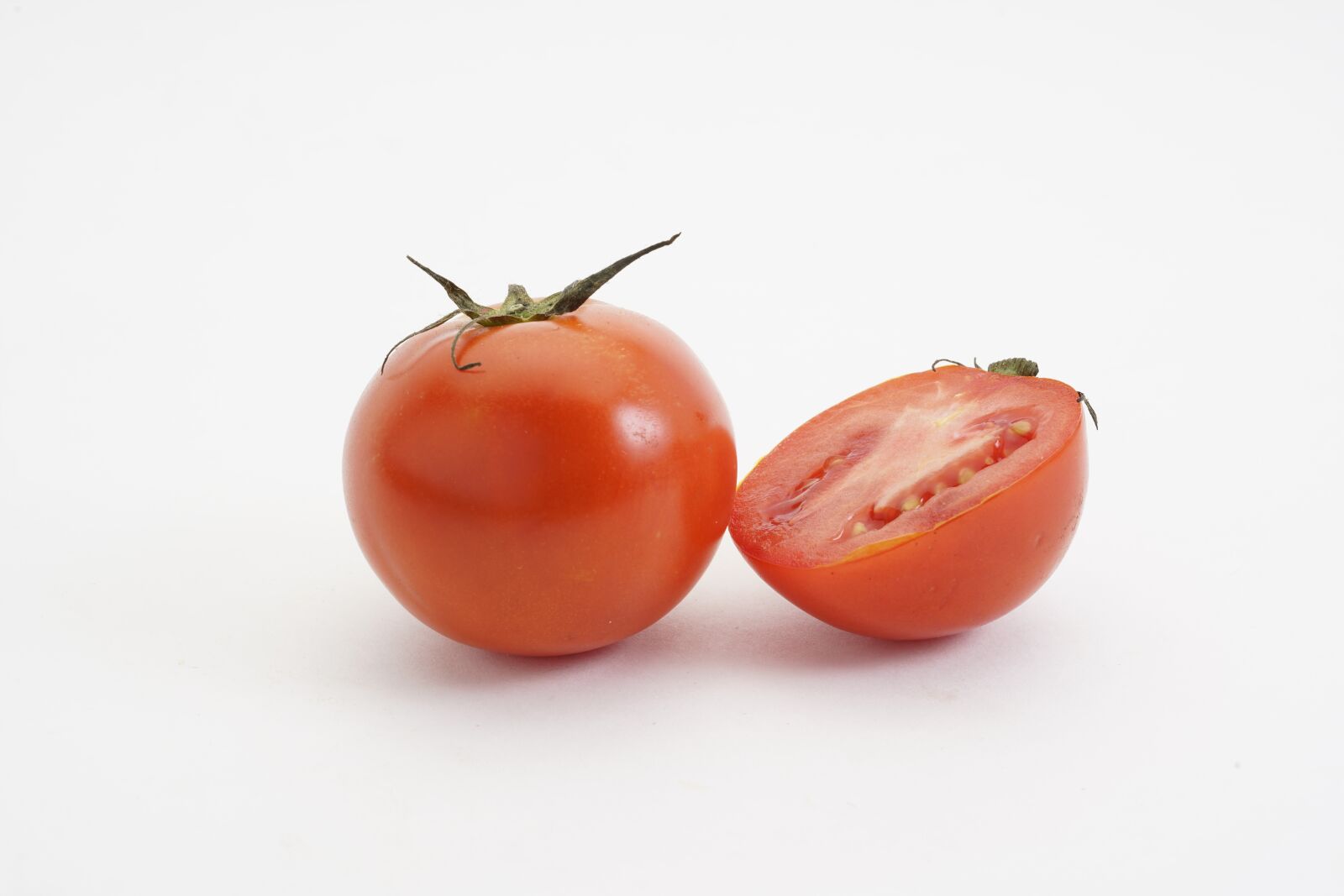 Sony a7R II + Sony FE 90mm F2.8 Macro G OSS sample photo. Tomato, vegetable, red photography