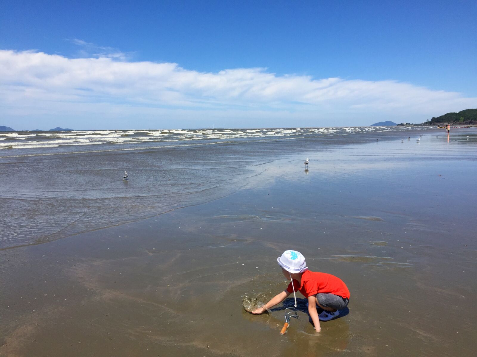 iPhone 6 back camera 4.15mm f/2.2 sample photo. Sea, children, water photography