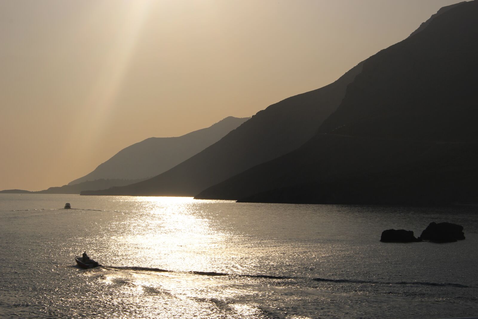 Canon EOS 100D (EOS Rebel SL1 / EOS Kiss X7) sample photo. Crete, greece, boat photography
