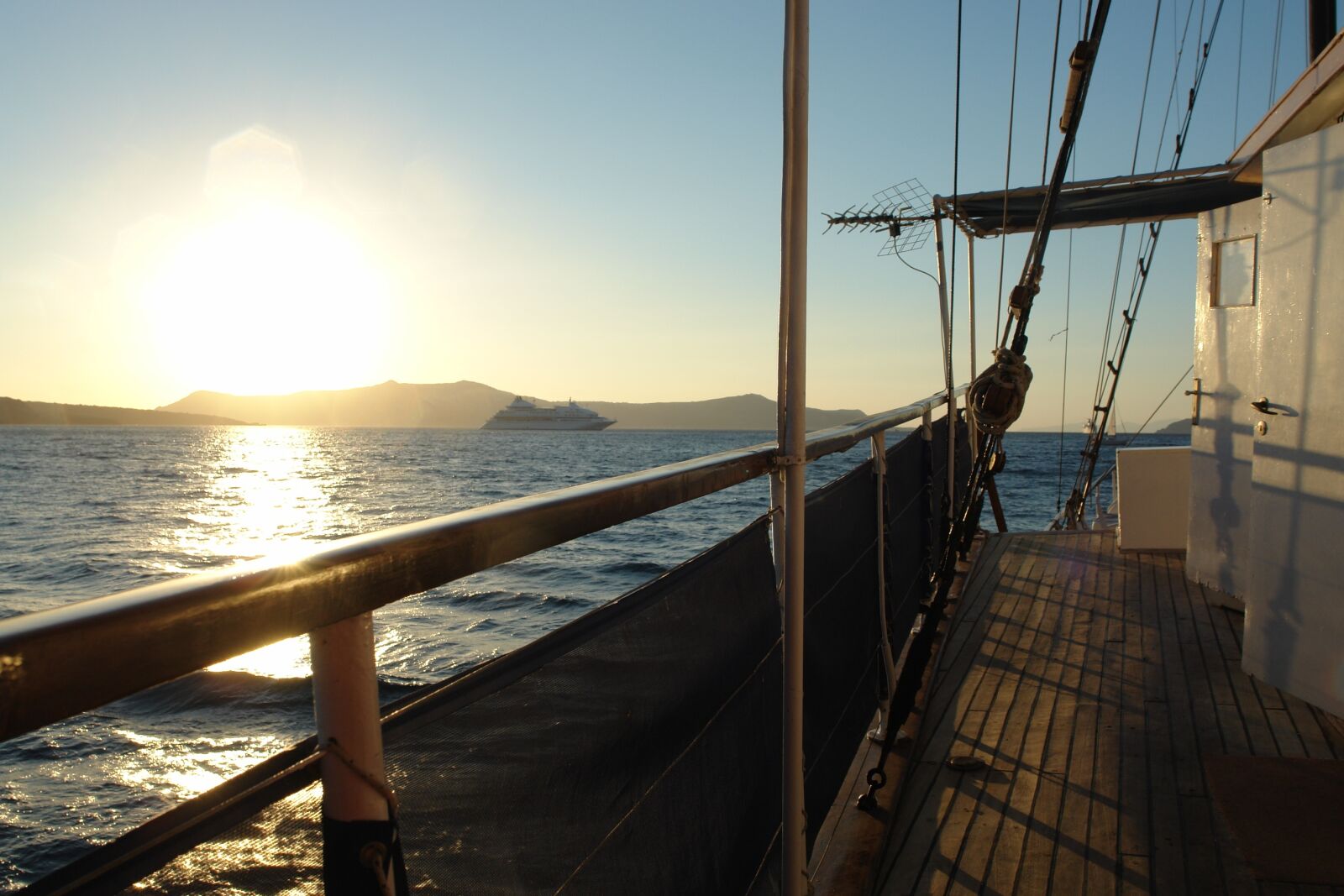Sony DSC-R1 sample photo. Boat, sun, sea photography