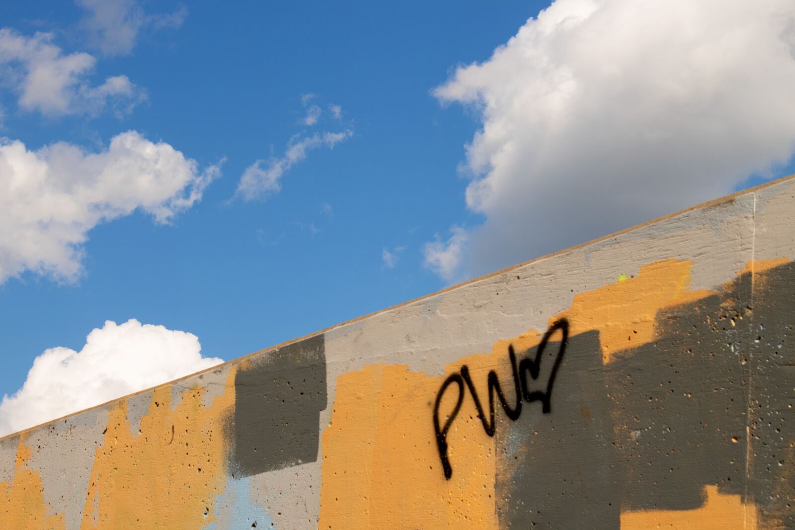 Canon EOS 1300D (EOS Rebel T6 / EOS Kiss X80) sample photo. Wall, graffiti, paint photography