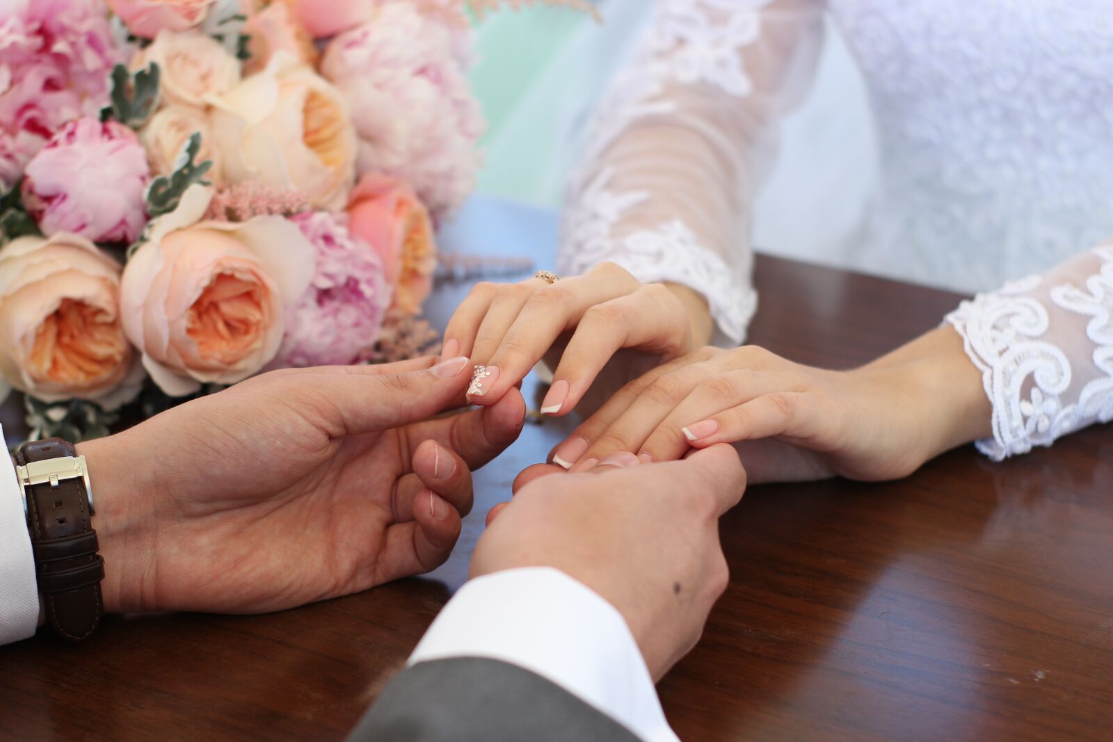 Canon EOS 600D (Rebel EOS T3i / EOS Kiss X5) sample photo. Bouquet, hands, love photography