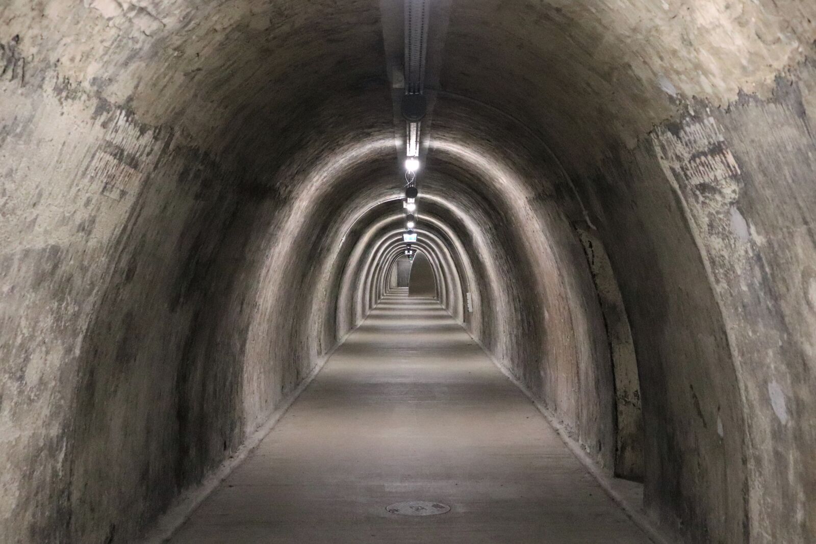 Canon EOS 200D (EOS Rebel SL2 / EOS Kiss X9) sample photo. Tunnel, under earth, dark photography