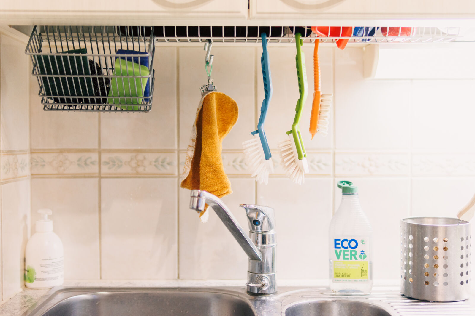 Canon EOS R7 sample photo. Kitchen sink photography
