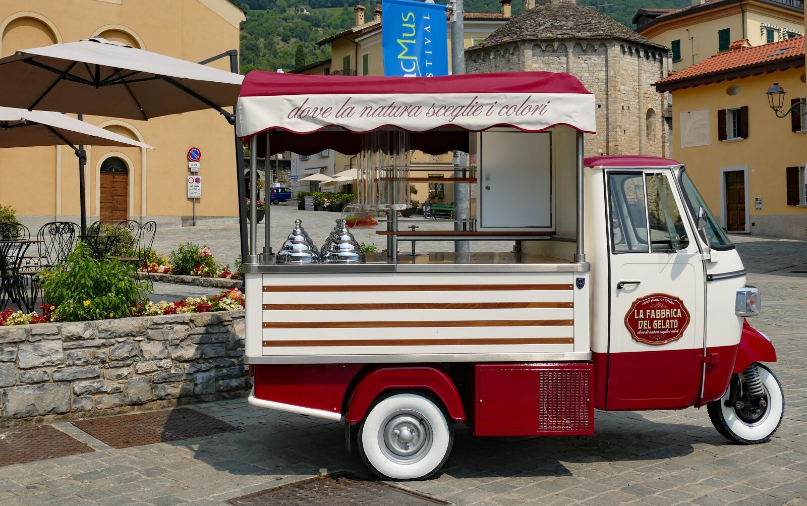 Panasonic Lumix DMC-FZ1000 sample photo. Italy, ice cream van photography