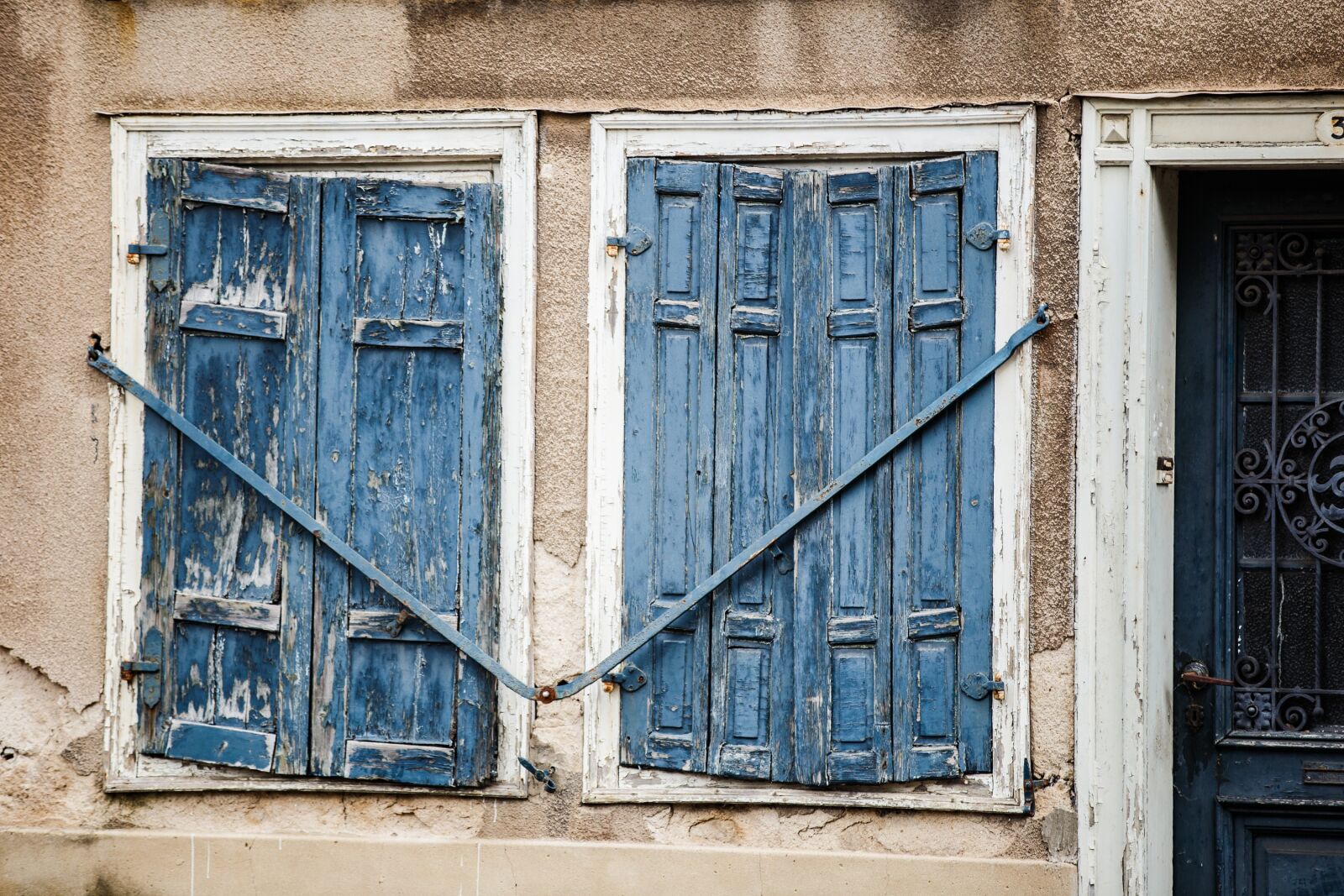 Canon EOS 6D sample photo. Widows, house, blue photography