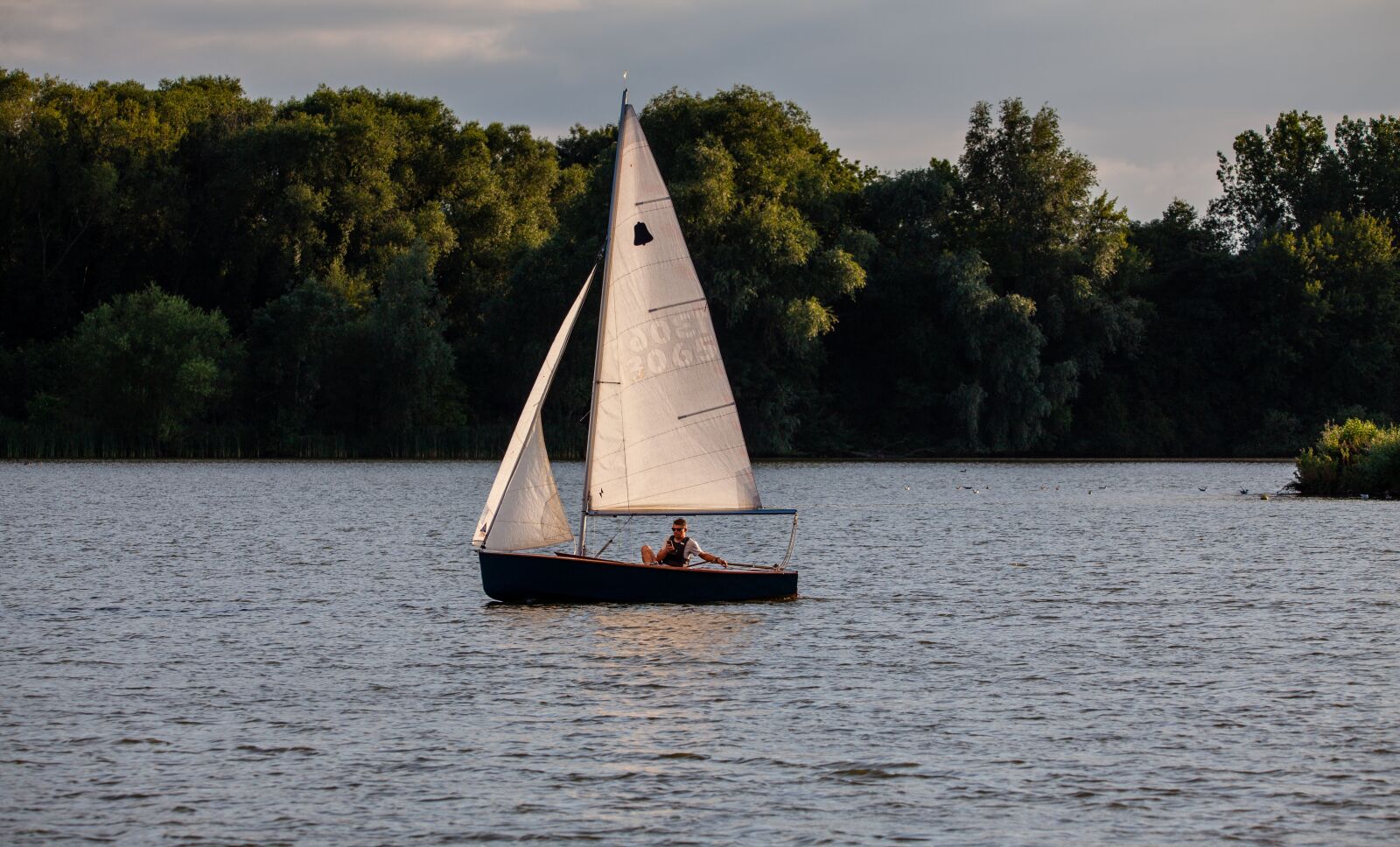150-600mm F5-6.3 DG OS HSM | Contemporary 015 sample photo. Small boat, single crew photography