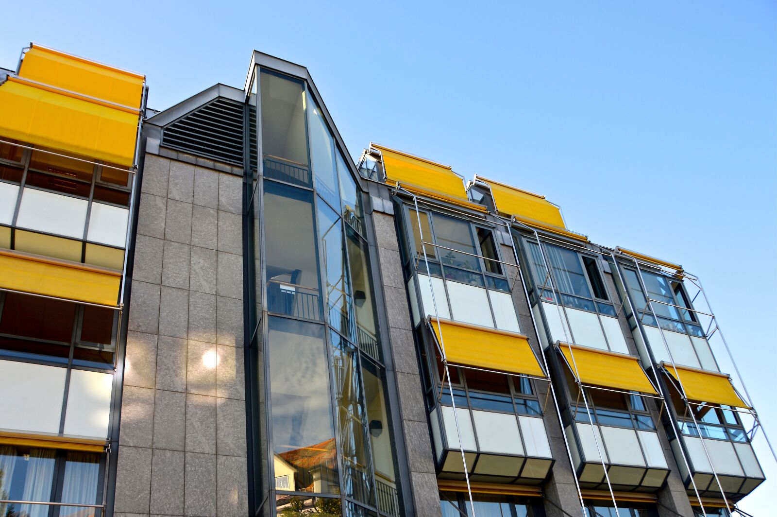 Nikon D3200 sample photo. Architecture, glass front, shading photography