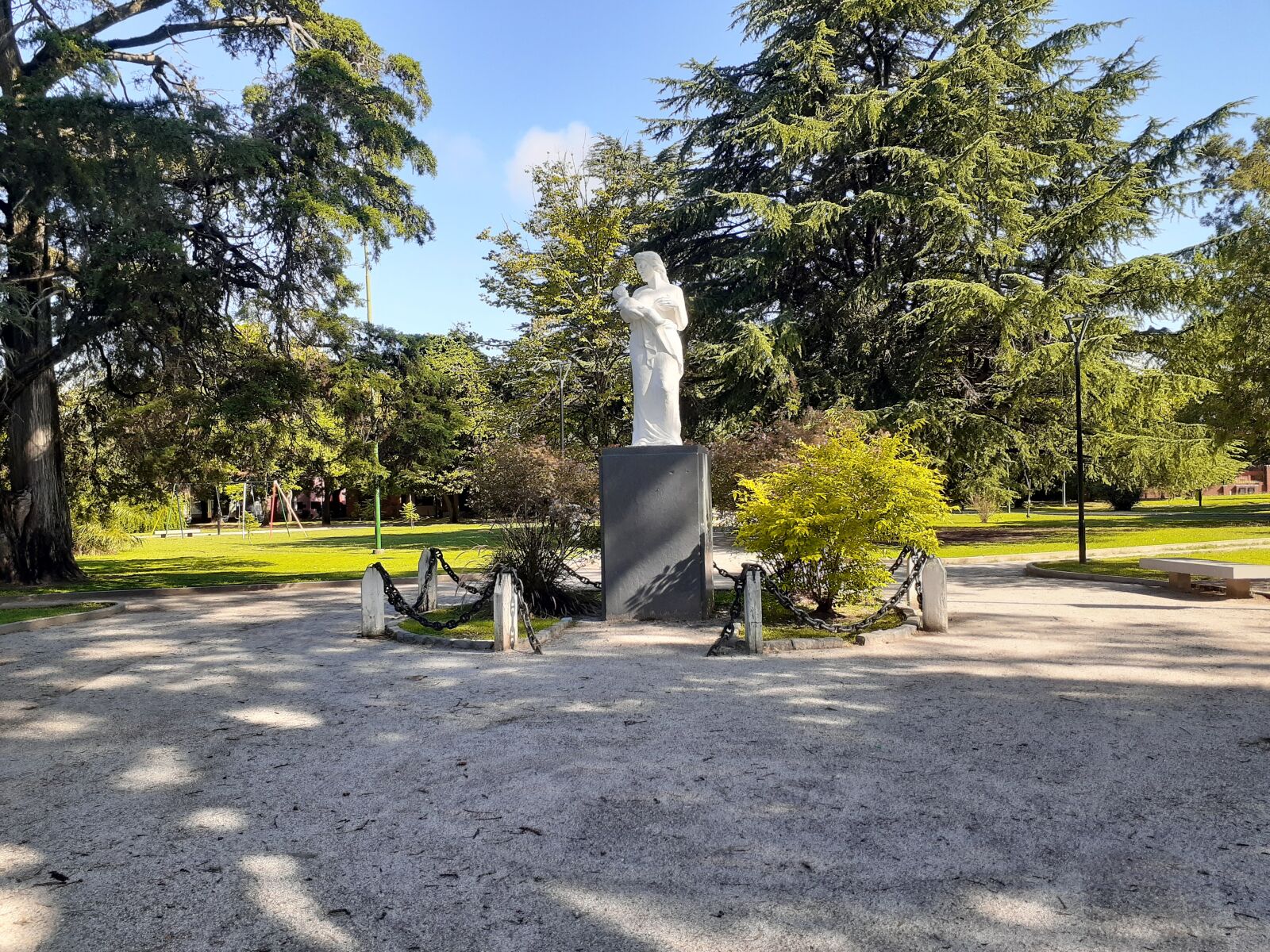 Samsung Galaxy A20 sample photo. Parque, estatua, mujer photography