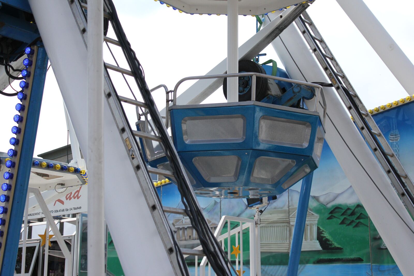 Canon EOS 550D (EOS Rebel T2i / EOS Kiss X4) sample photo. Ferris wheel, cart, close-up photography