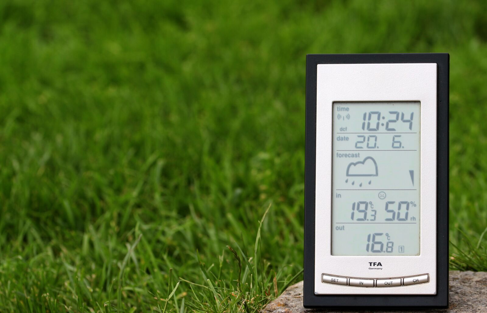 Canon EOS 650D (EOS Rebel T4i / EOS Kiss X6i) sample photo. Weather station, digital display photography