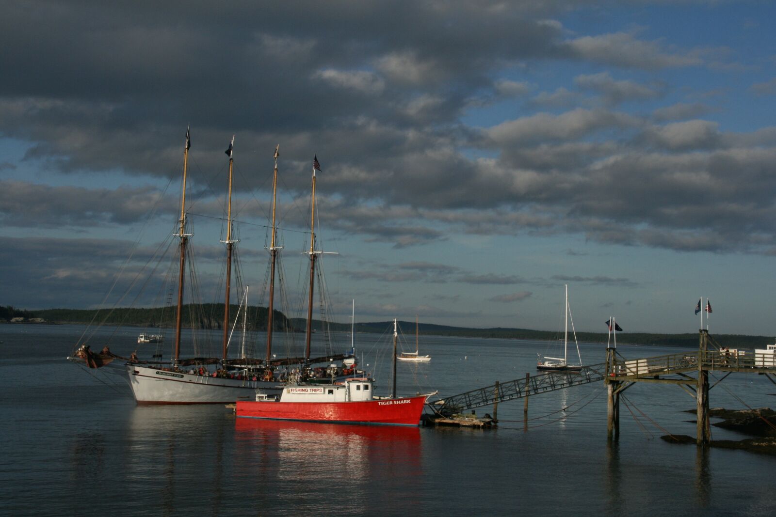 Canon EOS 400D (EOS Digital Rebel XTi / EOS Kiss Digital X) sample photo. Boat, sea, clouds photography