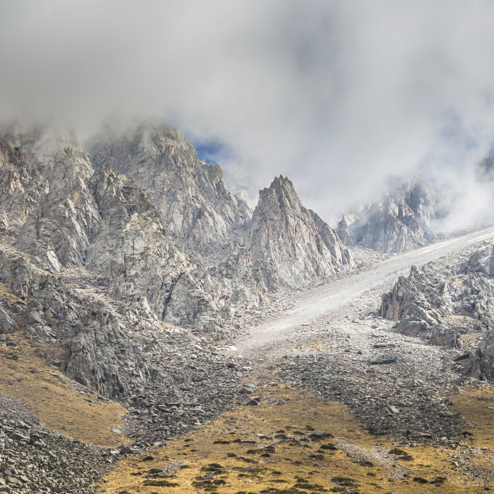 Canon EF 100-400mm F4.5-5.6L IS USM sample photo. Altitude, clouds, cold, daylight photography