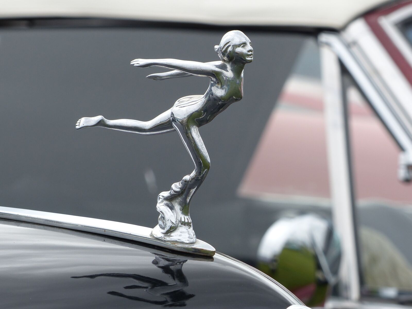 Panasonic Lumix DMC-FZ200 sample photo. Bilfigur, ornament, woman photography