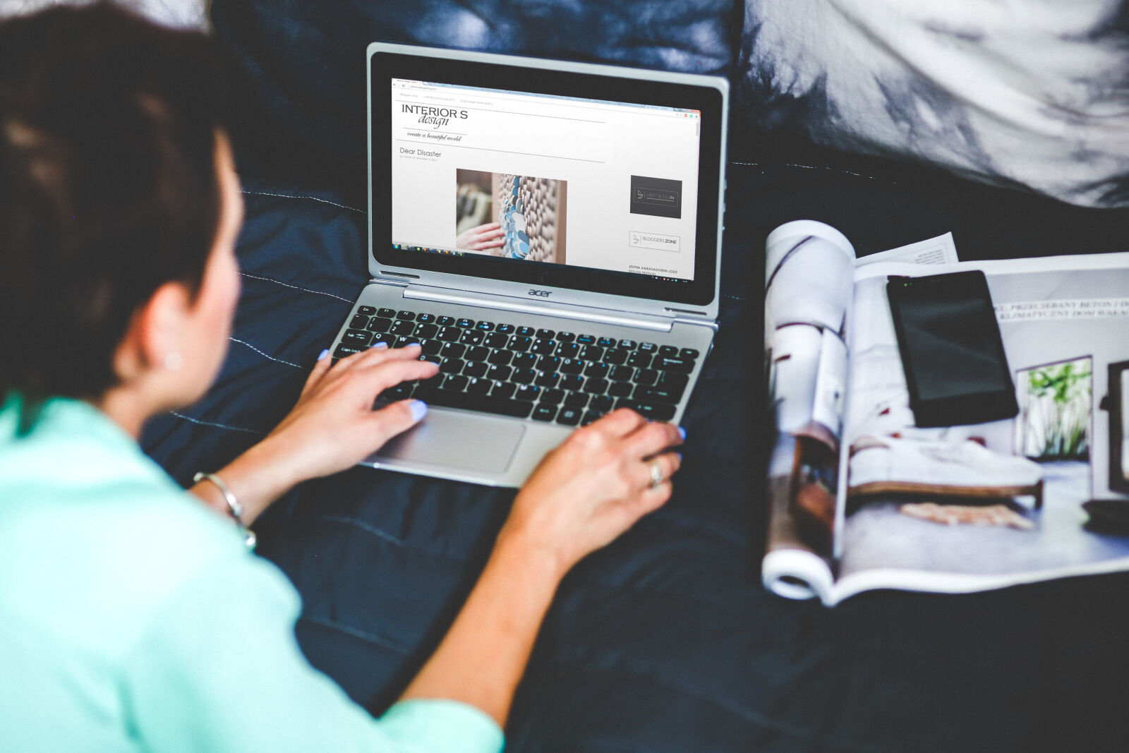 Canon EOS 6D + Sigma 85mm F1.4 EX DG HSM sample photo. Woman, with, laptop, lying photography