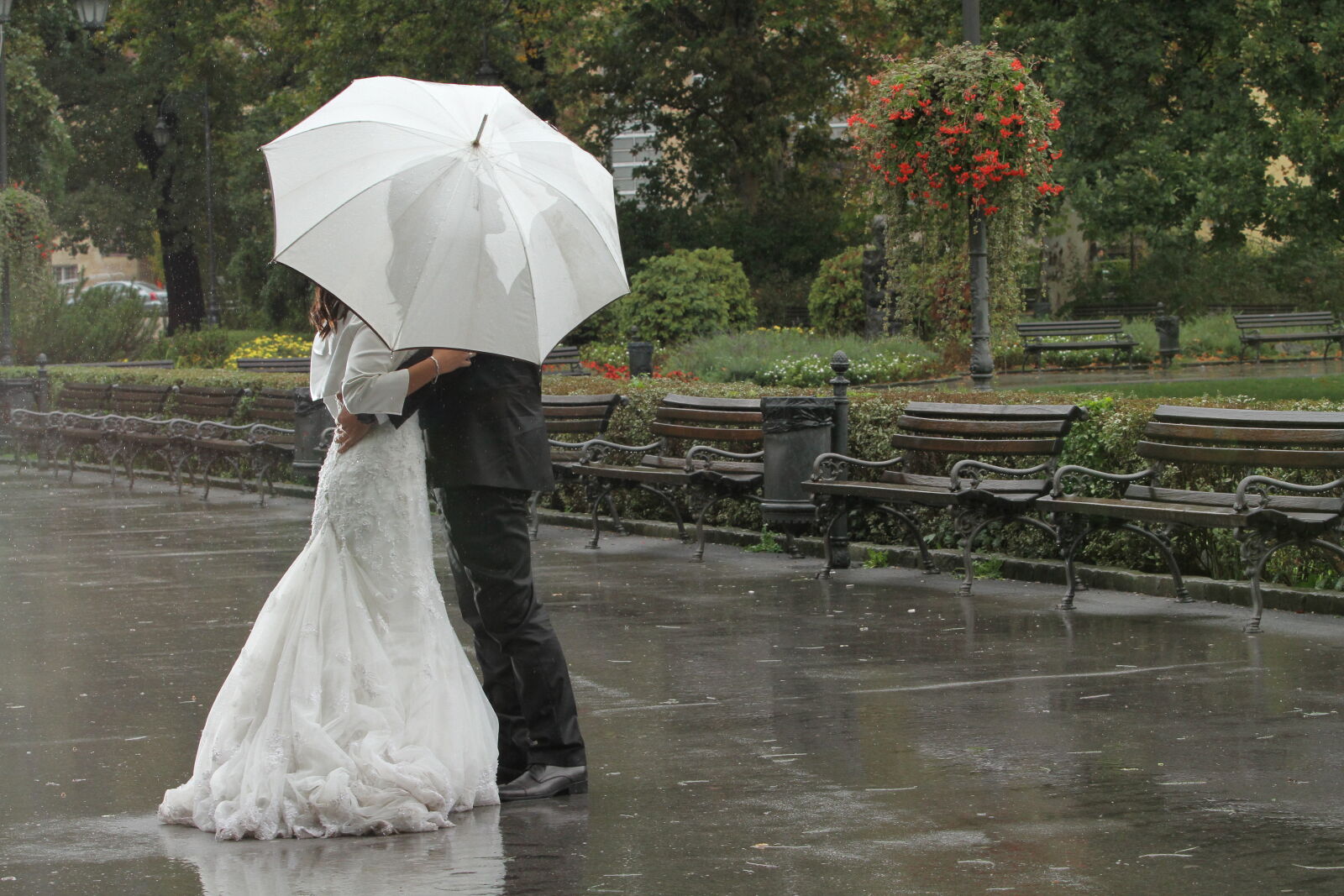 Canon EF 70-200mm F2.8L IS USM sample photo. Bad weather, hug, kiss photography