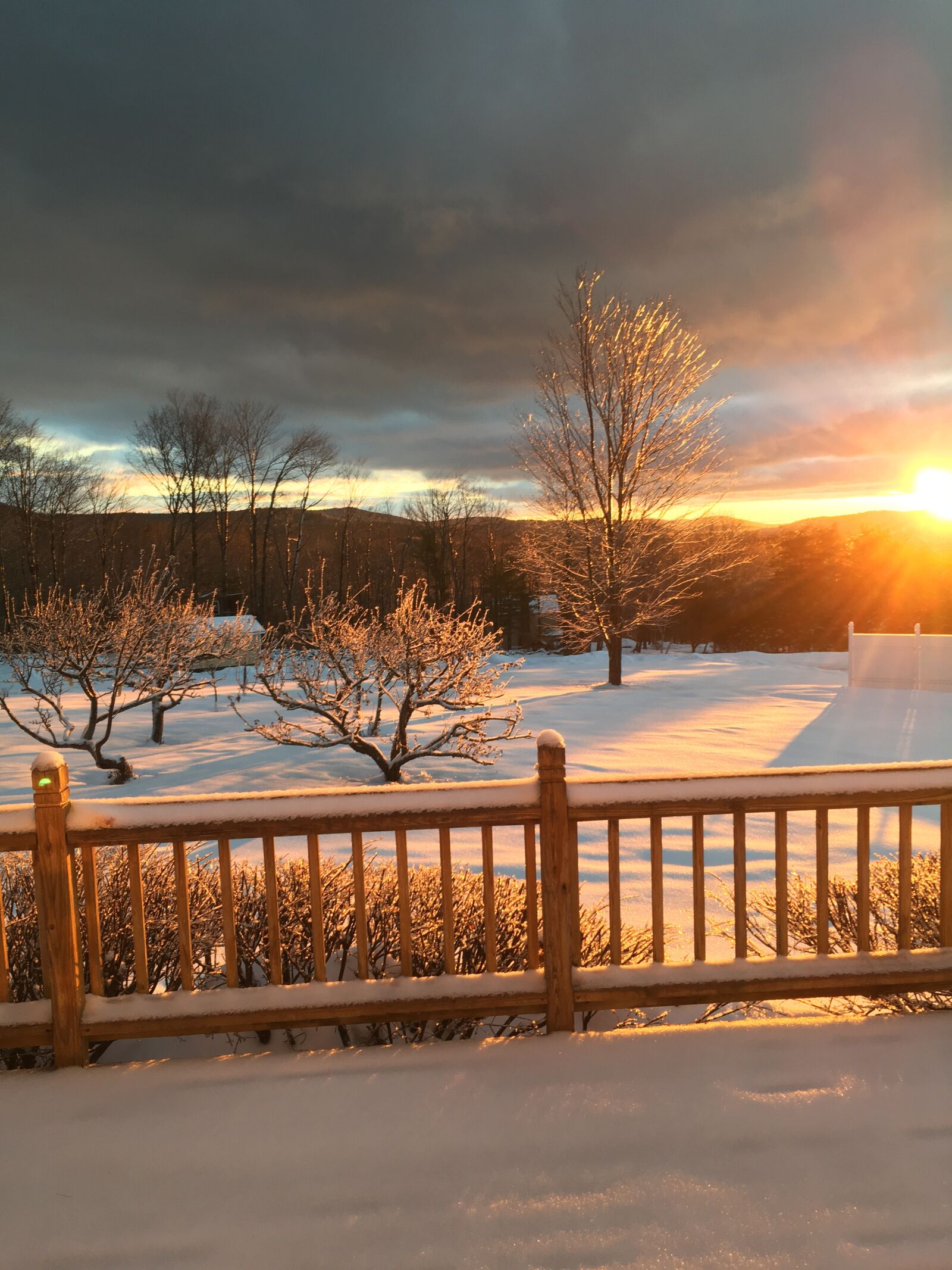 iPhone SE back camera 4.15mm f/2.2 sample photo. Sunrise, snow, winter photography
