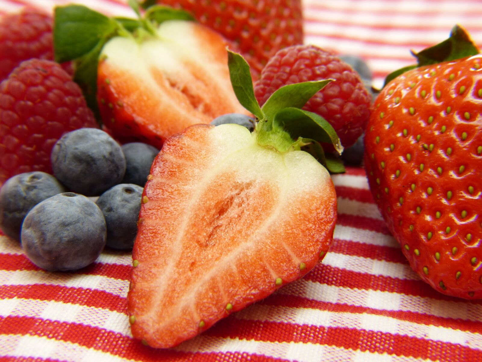 Panasonic Lumix DMC-FZ150 sample photo. Strawberries, blueberries, raspberries photography