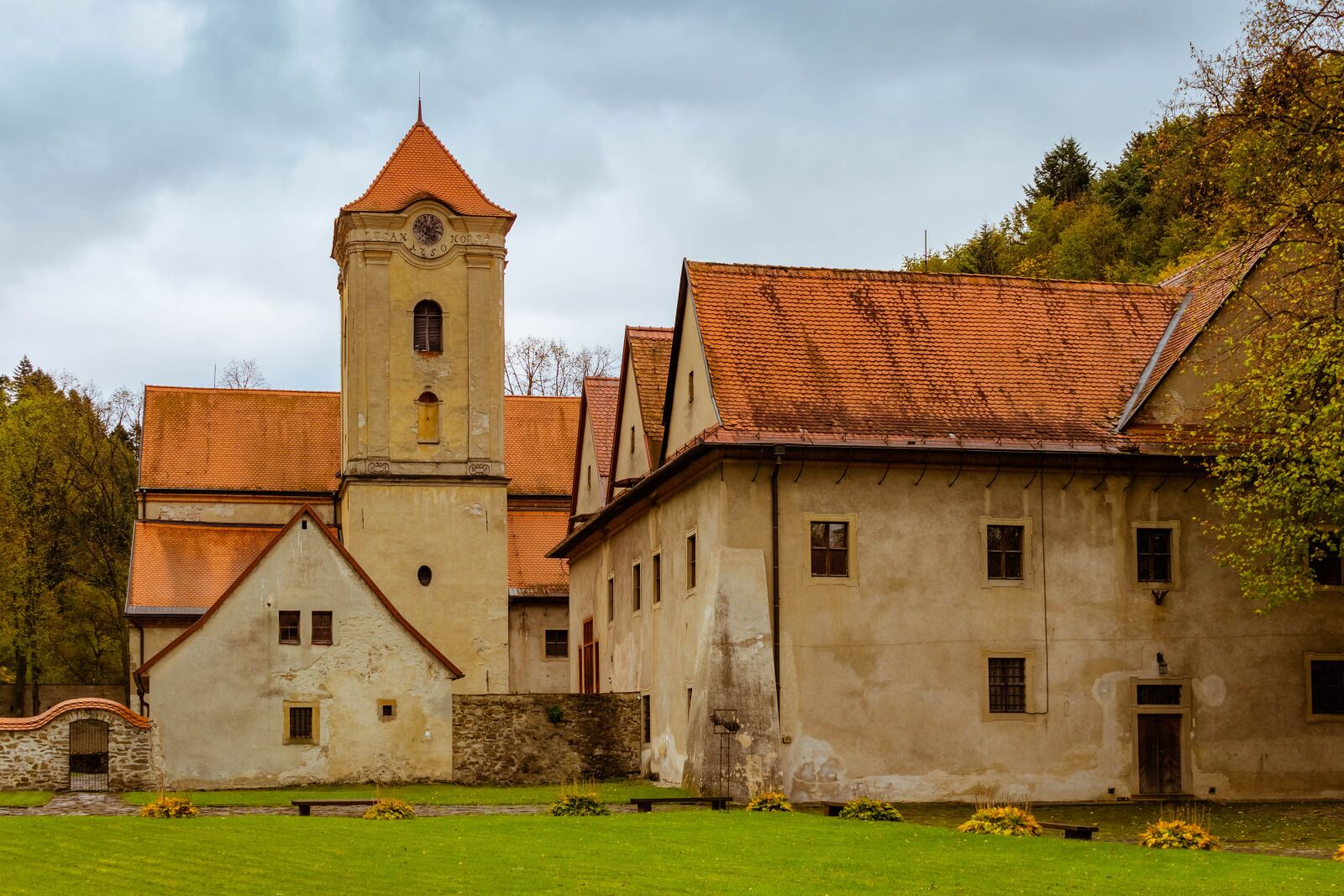 Canon EOS 700D (EOS Rebel T5i / EOS Kiss X7i) sample photo. The red monastery, slovakia photography