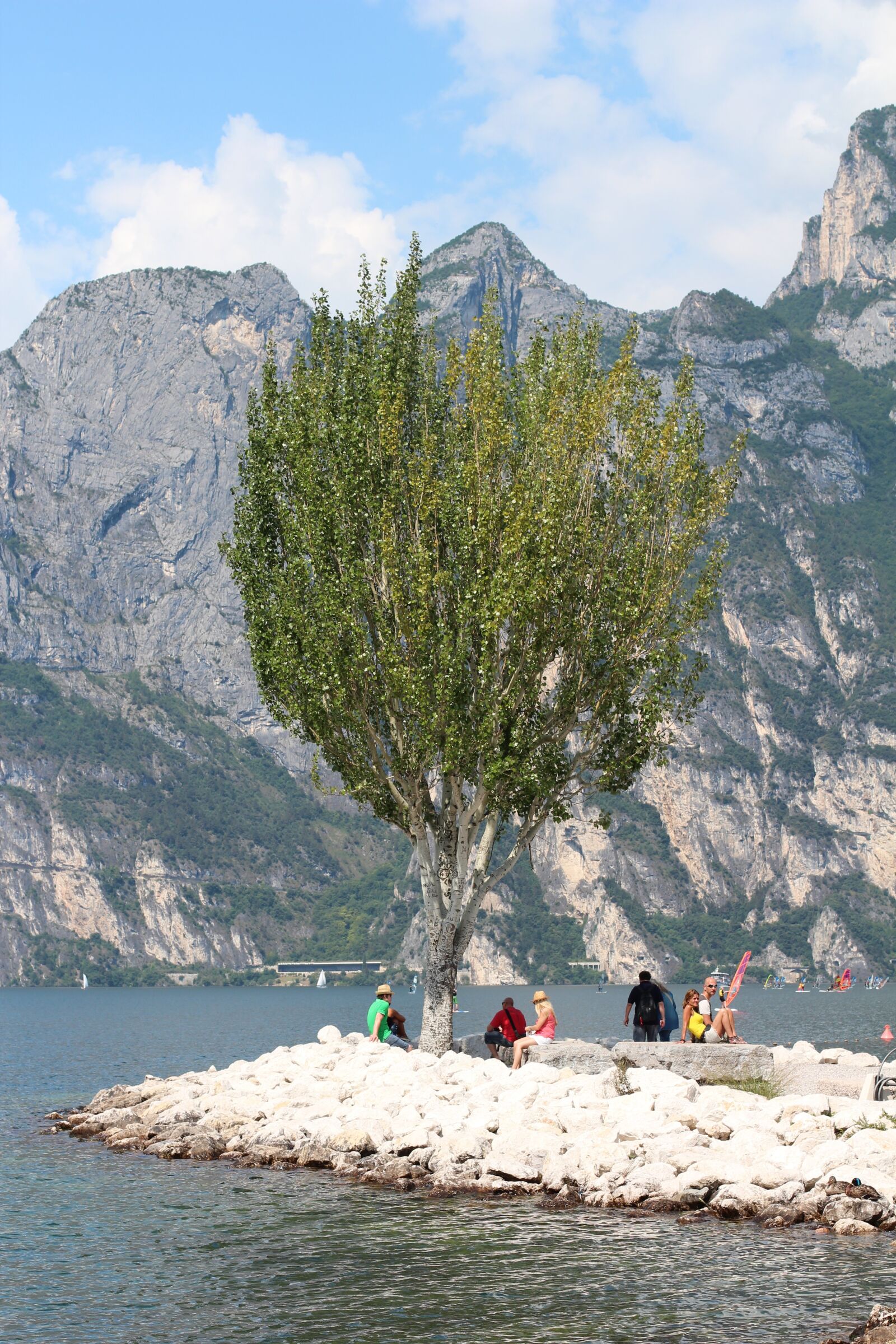Canon EOS 600D (Rebel EOS T3i / EOS Kiss X5) + Canon EF 50mm F1.4 USM sample photo. Garda, italy, torbole photography