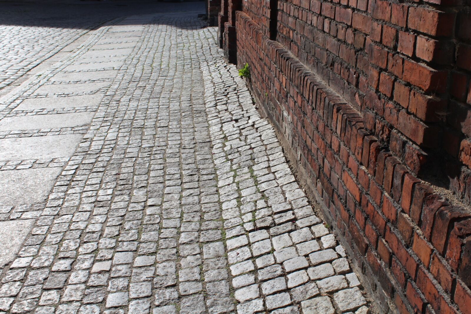 Canon EOS 1200D (EOS Rebel T5 / EOS Kiss X70 / EOS Hi) sample photo. Pavement, stone, walkway photography