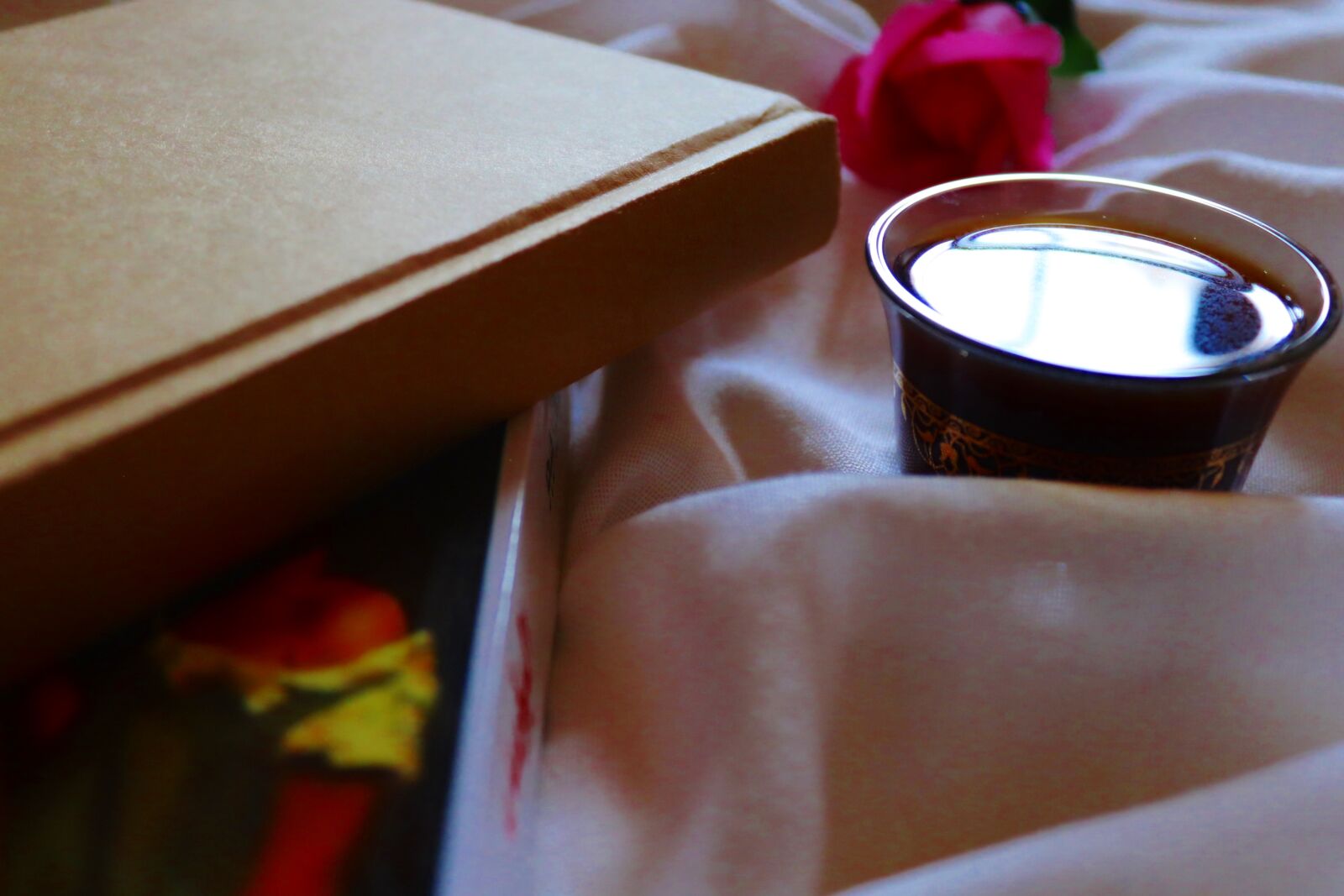 Canon EOS 200D (EOS Rebel SL2 / EOS Kiss X9) sample photo. Book, coffee, home photography