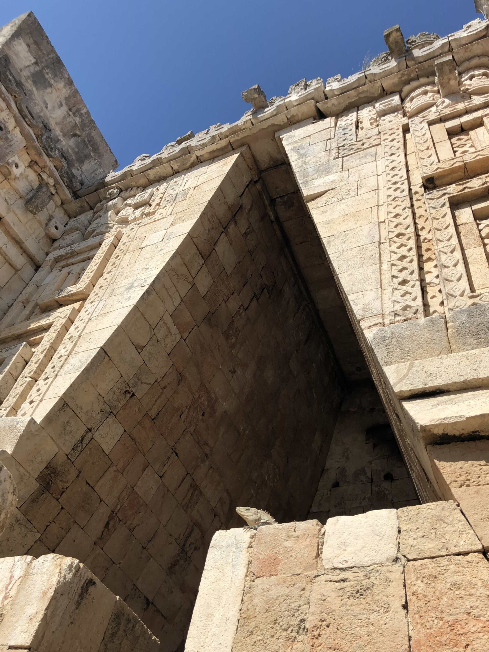 iPhone X back dual camera 4mm f/1.8 sample photo. Archaeology, facade, medieval, stone photography