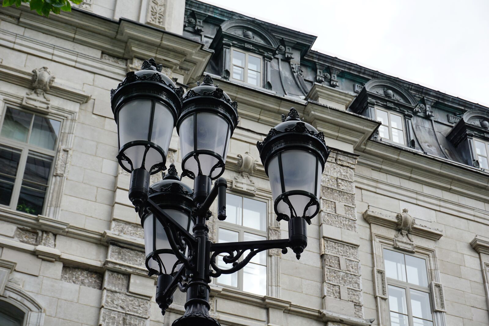 Sony a6000 sample photo. Old, building, streetlights photography