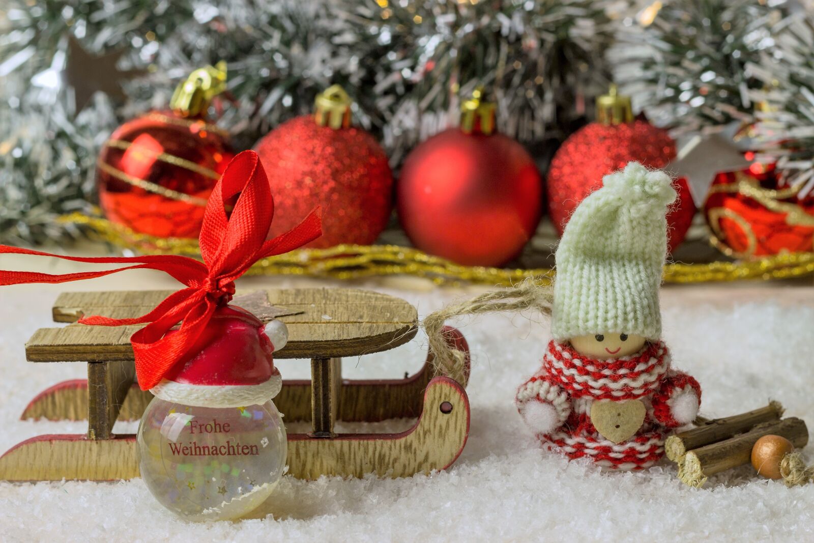 Canon EOS 600D (Rebel EOS T3i / EOS Kiss X5) + Canon EF 50mm F1.8 II sample photo. Christmas, snow, wood photography