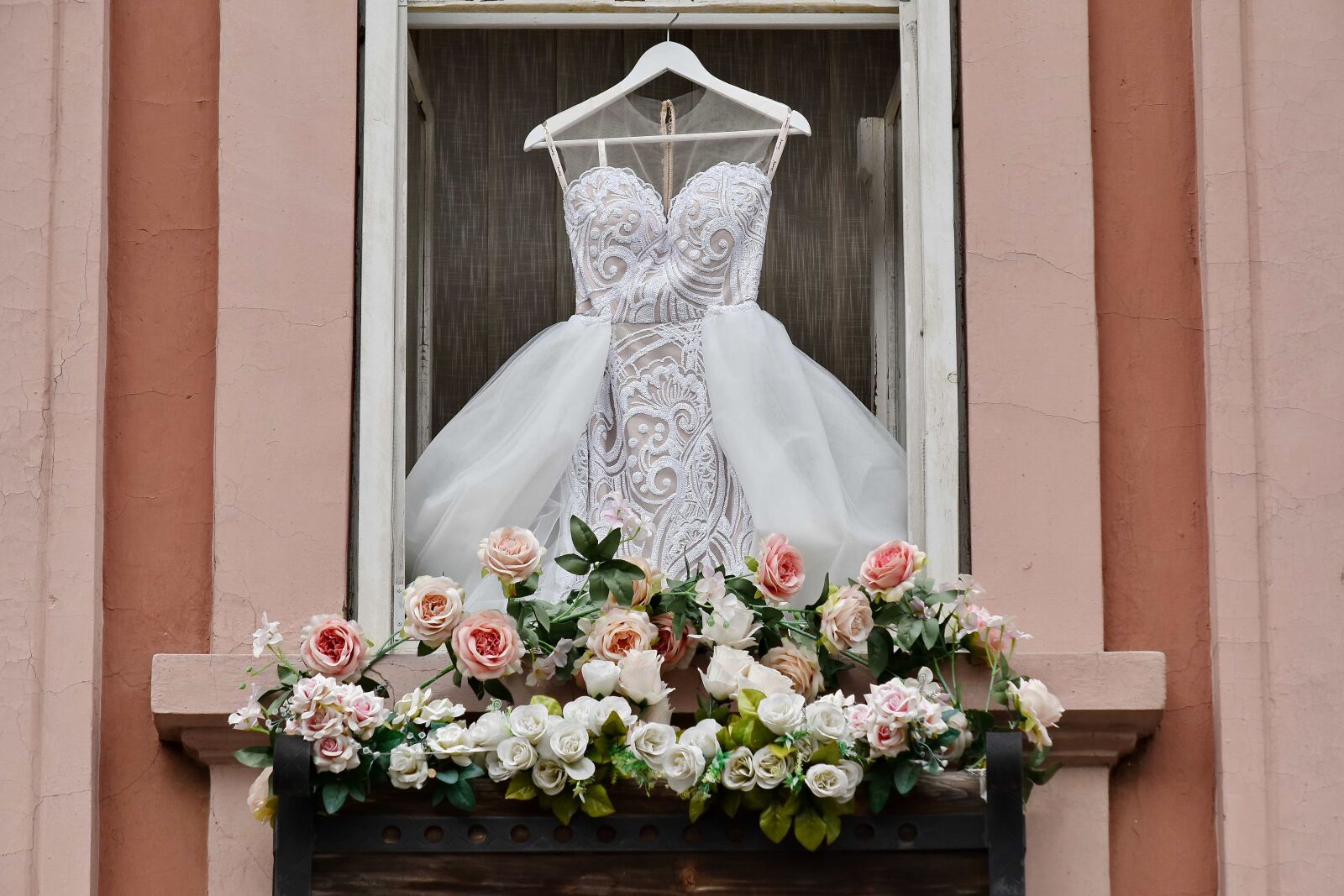 Nikon D5500 sample photo. Balcony, ceremony, decoration, dress photography