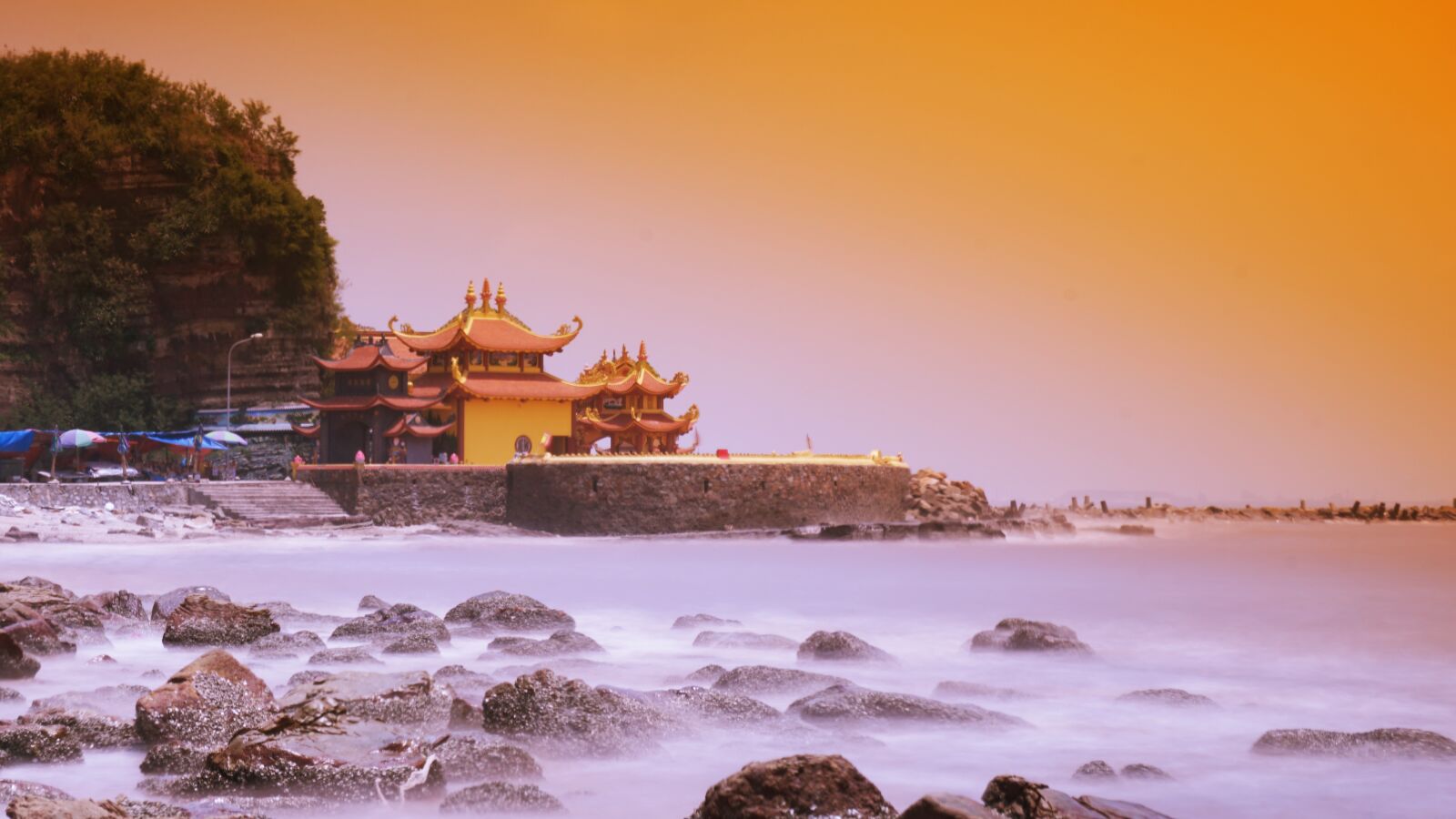 Sony a6300 + Sony Vario-Tessar T* E 16-70mm F4 ZA OSS sample photo. Temple, sea, culture photography