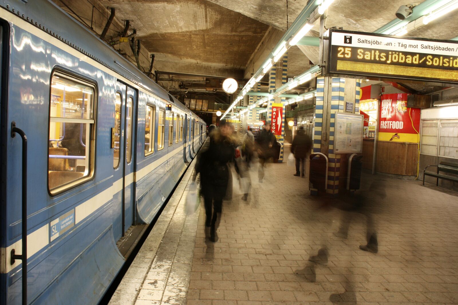 Canon EOS 450D (EOS Rebel XSi / EOS Kiss X2) sample photo. Public transport, trip, switch photography