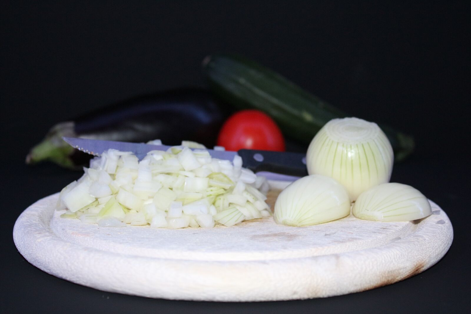 Canon EF-S 18-55mm F3.5-5.6 IS sample photo. Onion, pieces, food photography
